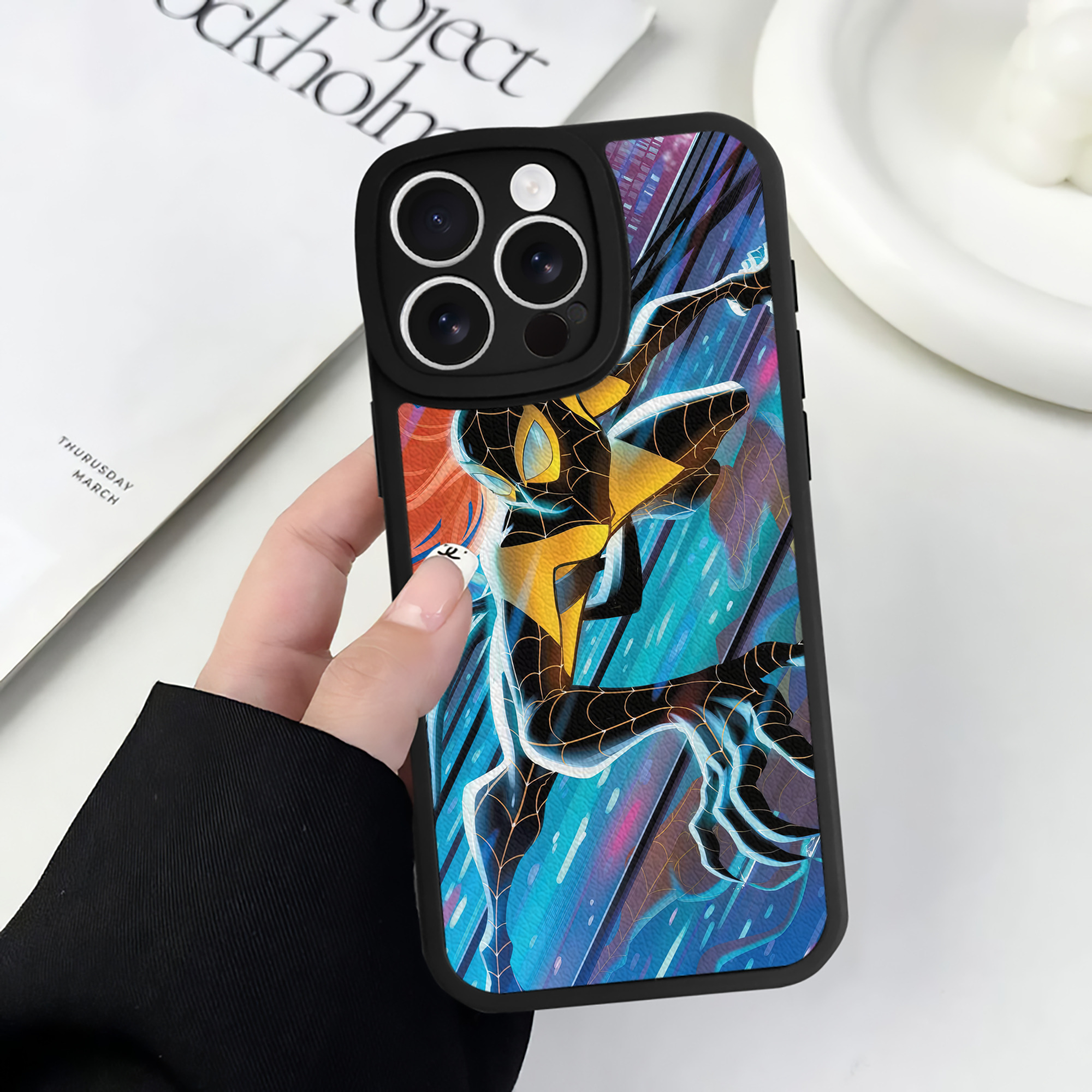 （画像用） Spider Man スパイダーマン 【iPhone 16シリーズ対応】シリコンスマホケース（レザー調） 材質：シリコン